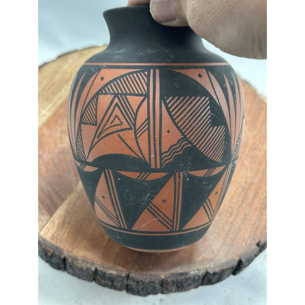 Native American UTE MOUNTAIN POTTERY Vase Signed CAYATINETO Coloredo